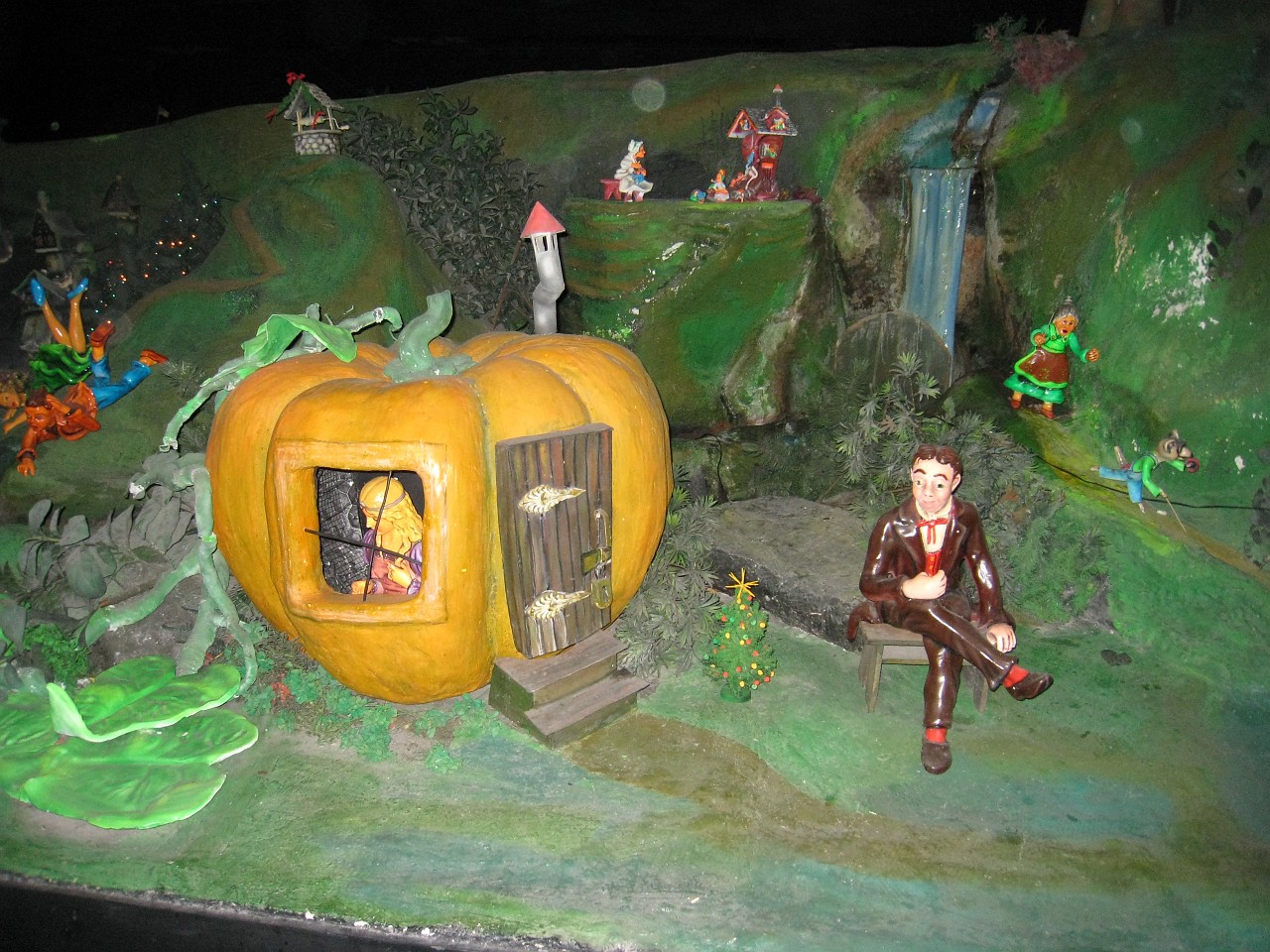 Vacation 2007-12 - Rock City 0370.jpg - Rock City outside of Chattanooga Tennessee has been a tourist attraction since 1932. I remembered seeing barn roofs painted with "See Rock City" and wanted to pay a visit to its home on Lookout Mountain. Christmas Vacation 2007-08.